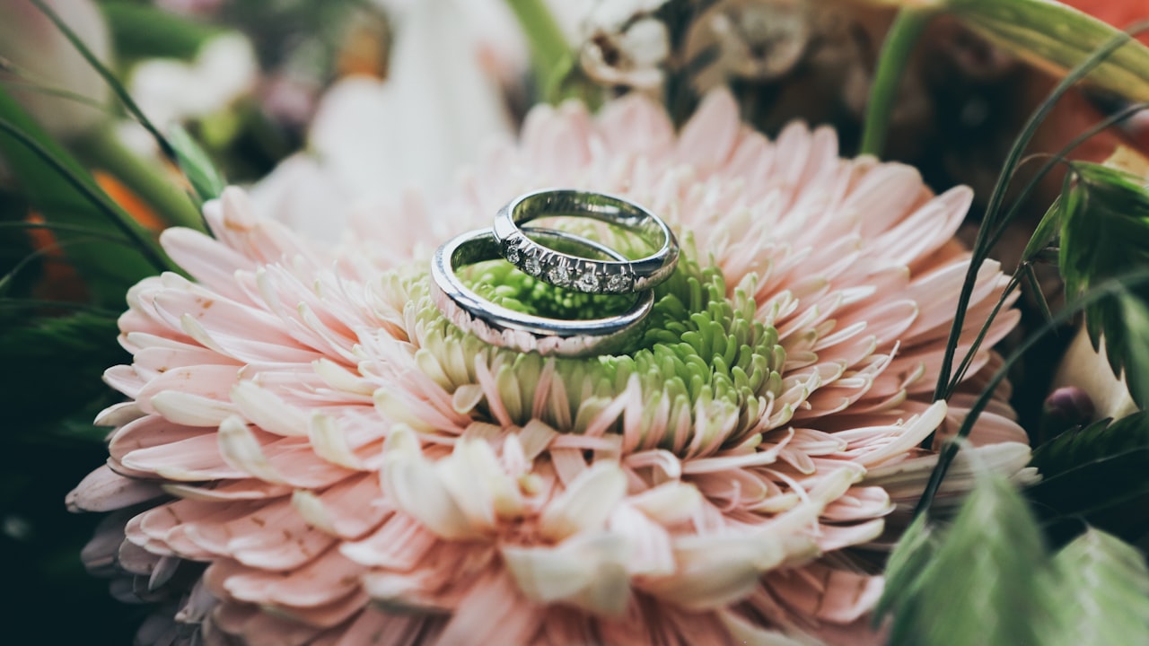 How to use a jewelry laser welder for repairing jewelry